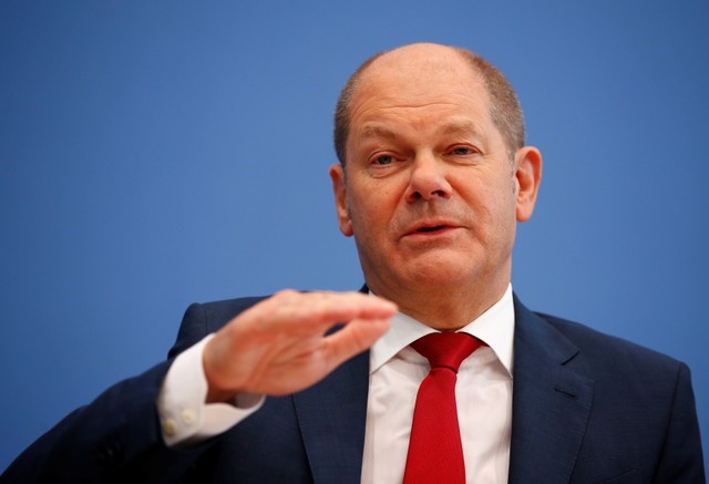 © Reuters. German Vice Chancellor and Finance Minister Olaf Scholz gestures during a news conference to present the fiscal plan for 2019-2022 in Berlin