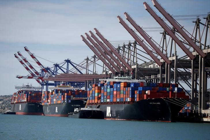 © Reuters. FILE PHOTO: Container ships sit in berths at the Port of Los Angeles