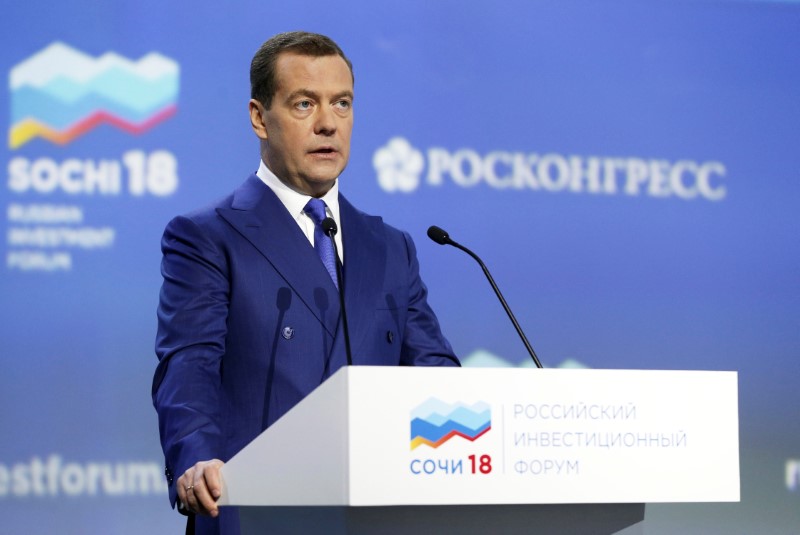 © Reuters. Russian PM Medvedev addresses a session of the Russian Investment Forum in Sochi