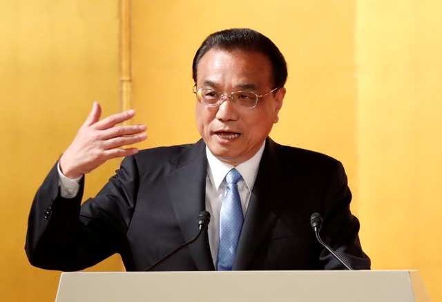 © Reuters. FILE PHOTO: Chinese Premier Li Keqiang gives a speech during an event to celebrate the 40th anniversary of a peace and friendship treaty between China and Japan in Tokyo