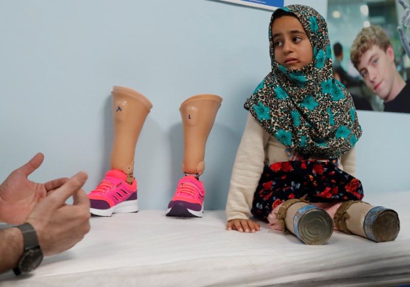 © Reuters. Maya Meri em clínica de Istambul para receber prótese