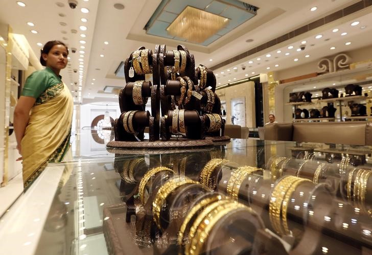 © Reuters. Золотые украшения в магазине в Нью-Дели
