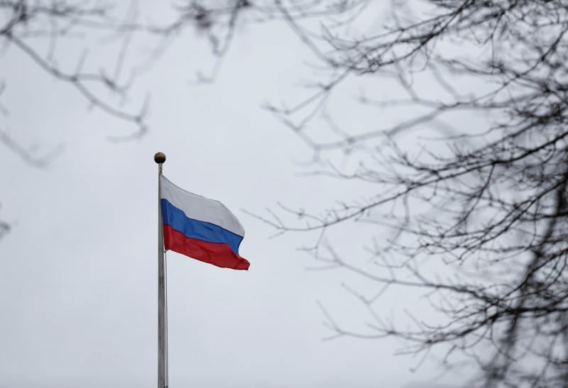 © Reuters. Bandeira da Rússia é vista em consulado do país em Washington, Estados Unidos