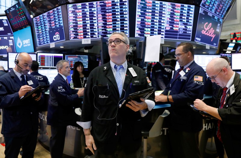 © Reuters. Traders work on the floor of the NYSE in New York City