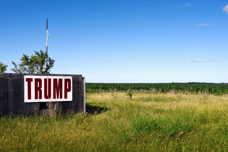 © Reuters. A large sign that reads "Trump", is seen near a cornfield outside of Valley City