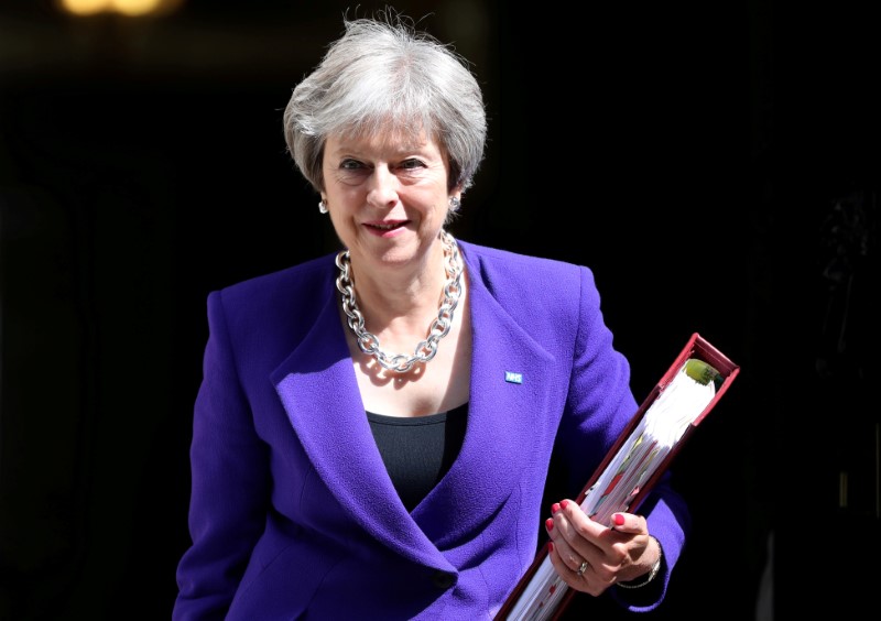© Reuters. رئيسة وزراء بريطانيا تتوصل لإتفاق مع مجلس الوزراء بشأن إستراتيجية بريكست