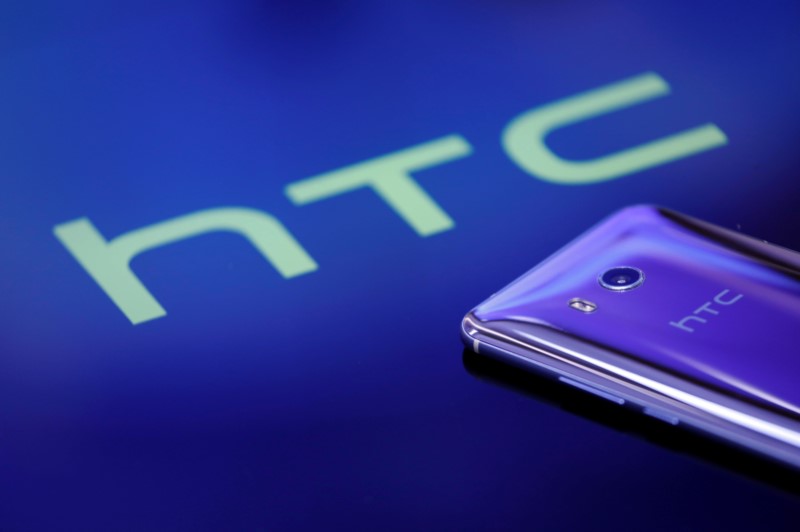 © Reuters. Logo da HTC e cekular da marca em foto ilustrativa