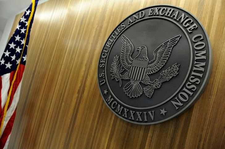 © Reuters. FILE PHOTO: The seal of the U.S. Securities and Exchange Commission hangs on the wall at SEC headquarters in Washington