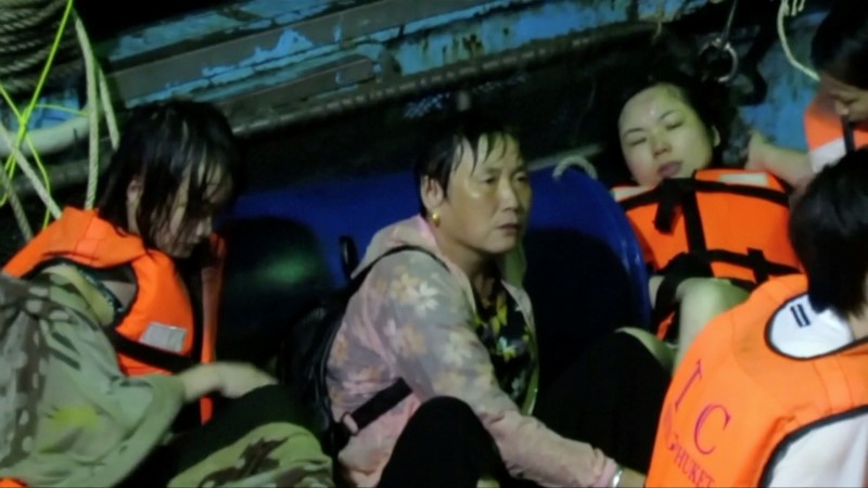 © Reuters. رجال الإنقاذ في تايلاند يستأنفون البحث عن 23 شخصا بعد غرق سفينة سياحية