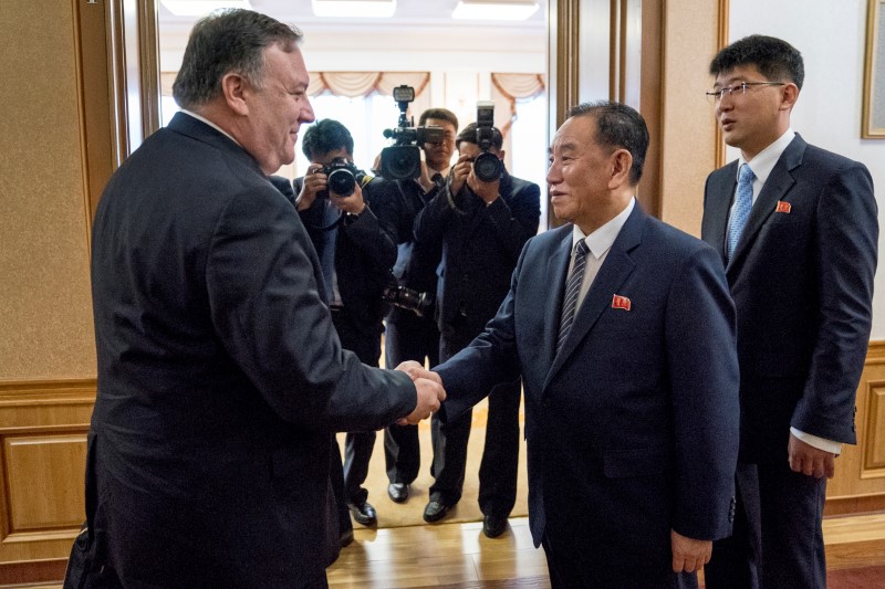 © Reuters. El secretario de Estado de Estados Unidos, Mike Pompeo, se reúne con Kim Yong Chol para el segundo día de negociaciones en la Casa de Invitados Park Hwa en Pyongyang, Corea del Norte