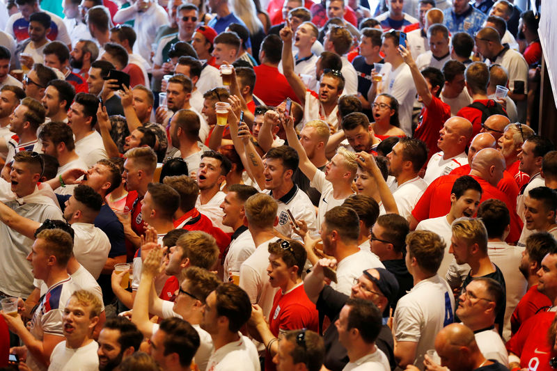 © Reuters. بريق كأس العالم يجذب القليل من المشجعين الإنجليز