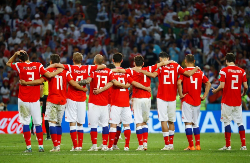 © Reuters. Los jugadores de la selección de Rusia se abrazan durante la tanda de penales contra Croacia