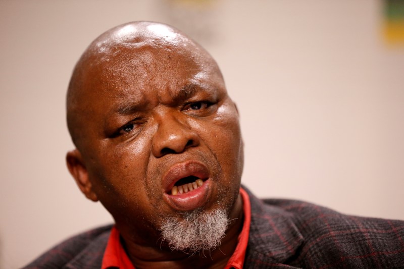 © Reuters. FILE PHOTO: ANC Secretary General Gwede Mantashe gestures during a media briefing at Luthuli house, the ANC headquarters in Johannesburg