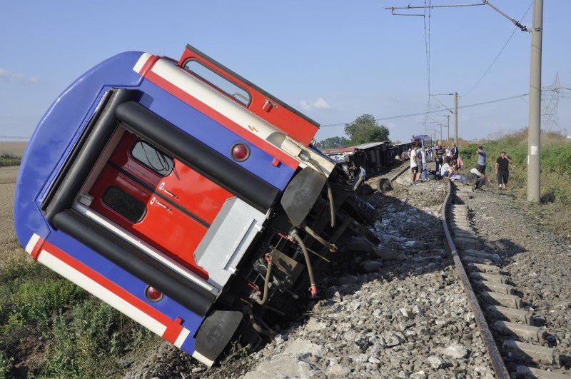 © Reuters. مقتل عشرة في حادث خروج قطار عن القضبان في تركيا بعد أمطار غزيرة