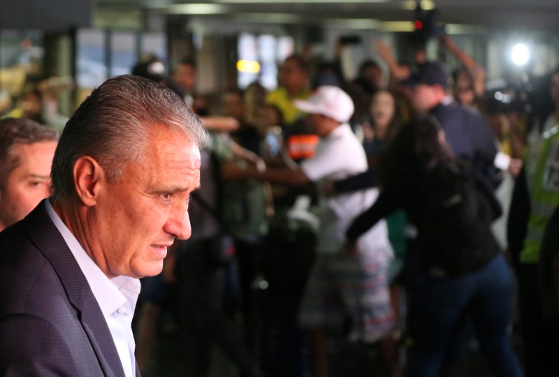 © Reuters. جماهير البرازيل تحيي الفريق عقب عودته من كأس العالم
