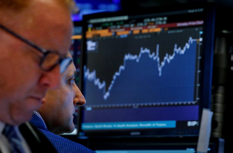 © Reuters. Traders work on the floor of the NYSE in New York