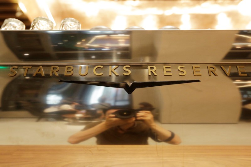 © Reuters. A logo of Starbucks Reserve is pictured at its new flagship store in Beijing's Qianmen area