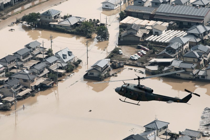 © Reuters. اليابان تبحث عن ناجين من الفيضانات التي قتلت نحو 100 شخص
