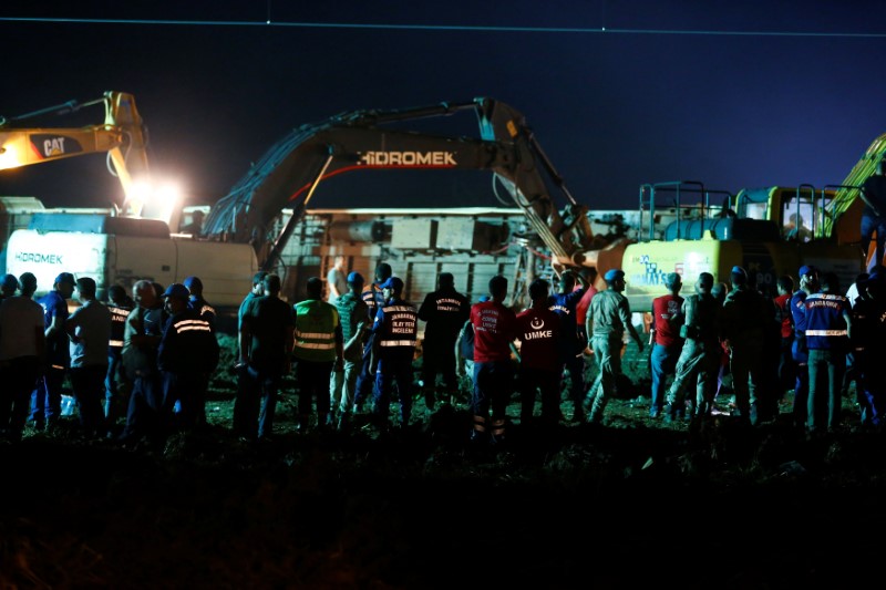 © Reuters. قناة تركية: 24 قتيلا إثر خروج قطار عن القضبان بعد أمطار وانهيار أرضي