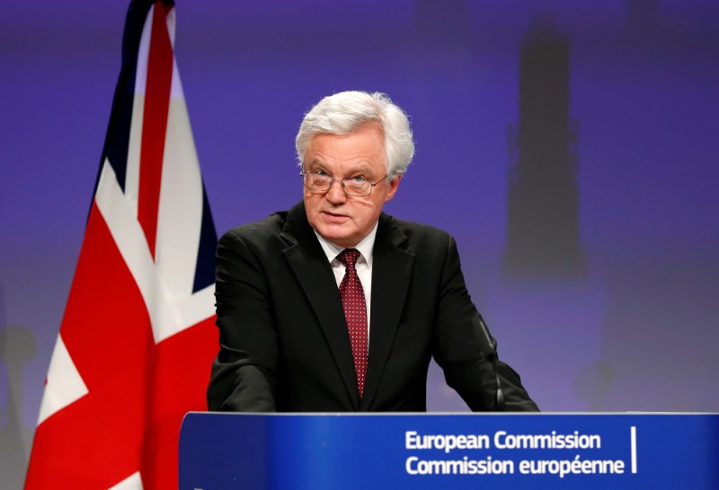 © Reuters. Dimite el ministro británico para el Brexit, en un revés al gobierno de May