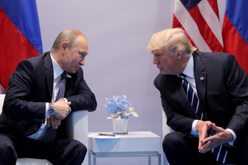 © Reuters. FILE PHOTO: Russia's President Putin talks to U.S. President Trump during their bilateral meeting at the G20 summit in Hamburg