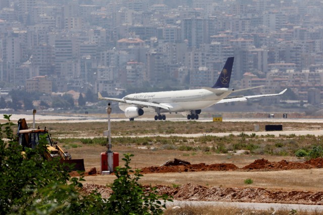 © Reuters. FILE PHOTO: FILE PHOTO: A Saudia plane lands at Rafik al-Hariri airport in Beirut