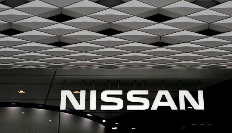 © Reuters. FILE PHOTO: Logo of Nissan Motor Co is seen at its showroom in Tokyo