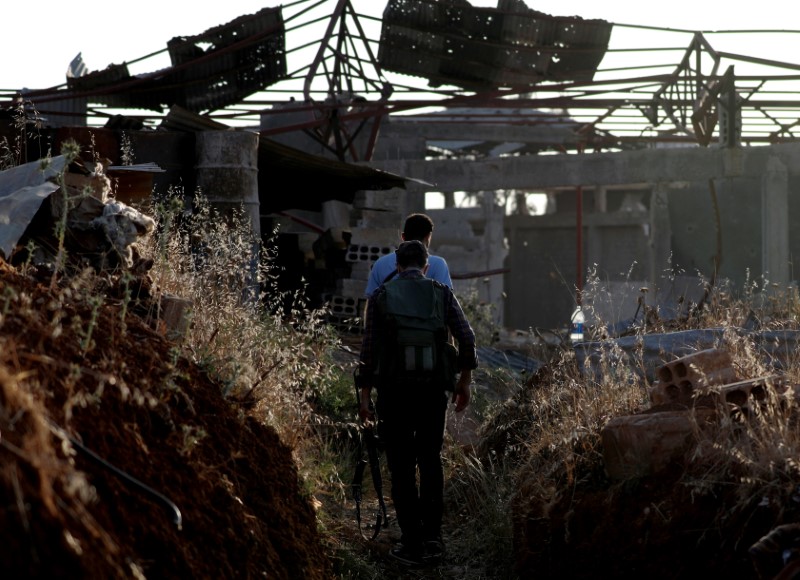 © Reuters. مقاتلون: الجيش السوري يحاصر جيب المعارضة في مدينة درعا