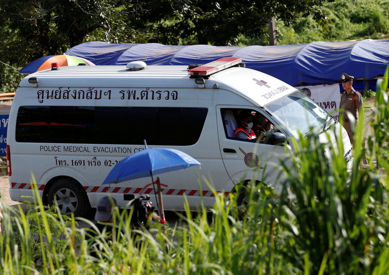 © Reuters. Ambulância deixa complexo de cavernas de Tham Luang em Chiang Rai, na Tailândia