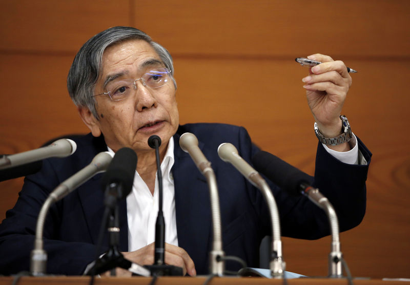 © Reuters. Presidente do banco central japonês, Haruhiko Kuroda, durante coletiva de imprensa em Tóquio