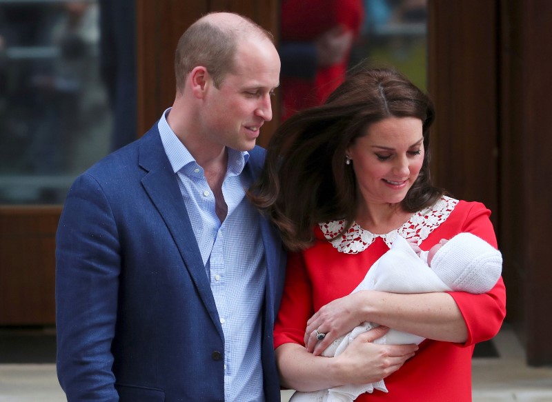© Reuters. الملكة إليزابيث تغيب عن تعميد أصغر أحفادها الأمير لويس