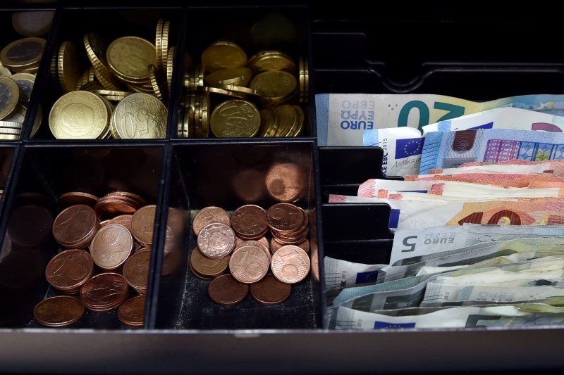 © Reuters. Банкноты и монеты евро в магазине в Брюсселе