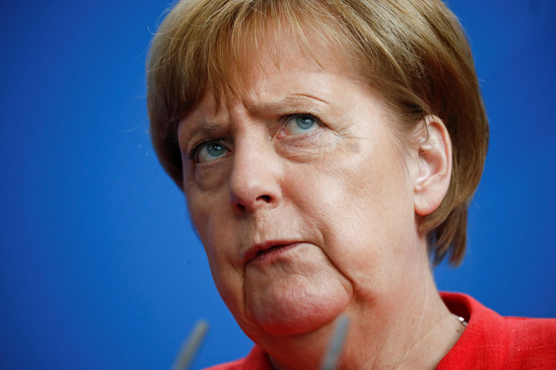 © Reuters. ميركل: ألمانيا ملتزمة بالاتفاق النووي الإيراني وعلى الشركات حسم أمرها