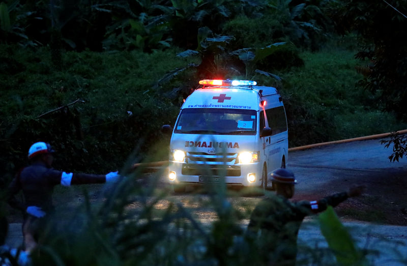 © Reuters. Ambulância deixa caverna de Tham Luang em Chiang Rai, na Tailândia