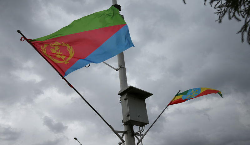 © Reuters. Bandeiras da Etiópia e da Eritreia em Addis Ababa