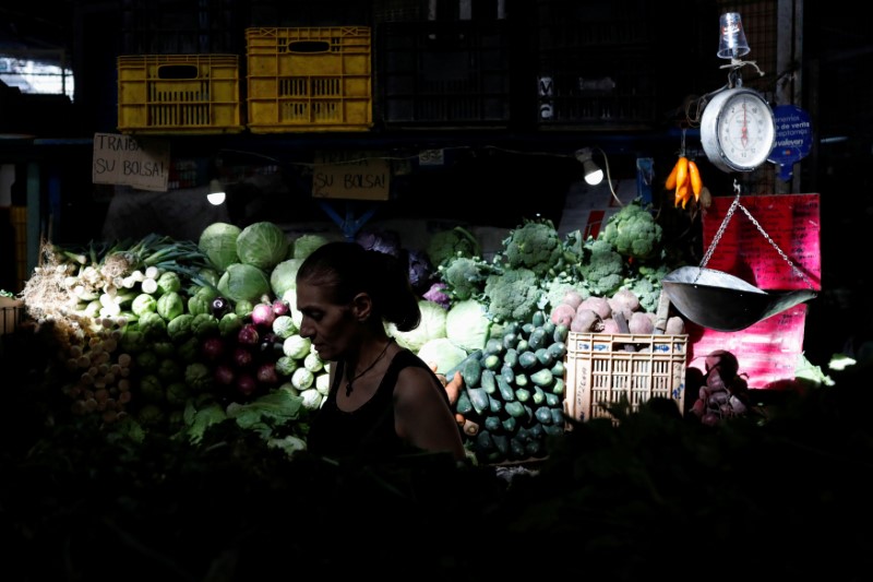 © Reuters. A seller waits for customers at a fruit and vegetables stall during a special inspection of Venezuelan soldiers to a municipal market in Caracas