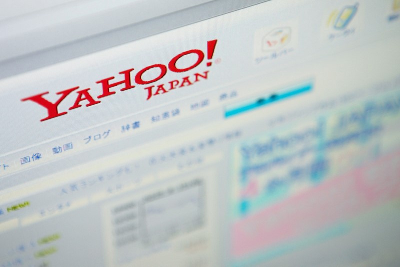 © Reuters. FILE PHOTO: A website of Yahoo Japan Corp is seen on a computer screen in Tokyo