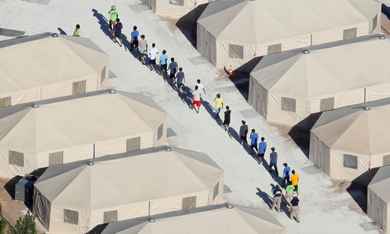 © Reuters. FILE PHOTO: Immigrant children now housed in a tent encampment under the new