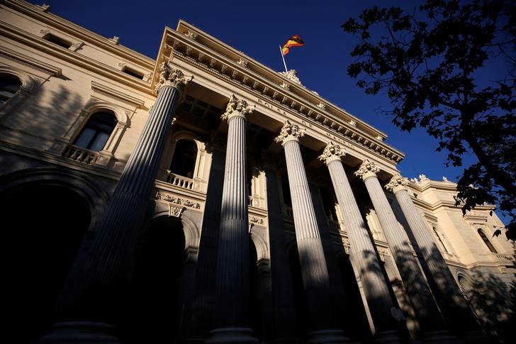 © Reuters. El Ibex cede posiciones con recogida de beneficios en bancos