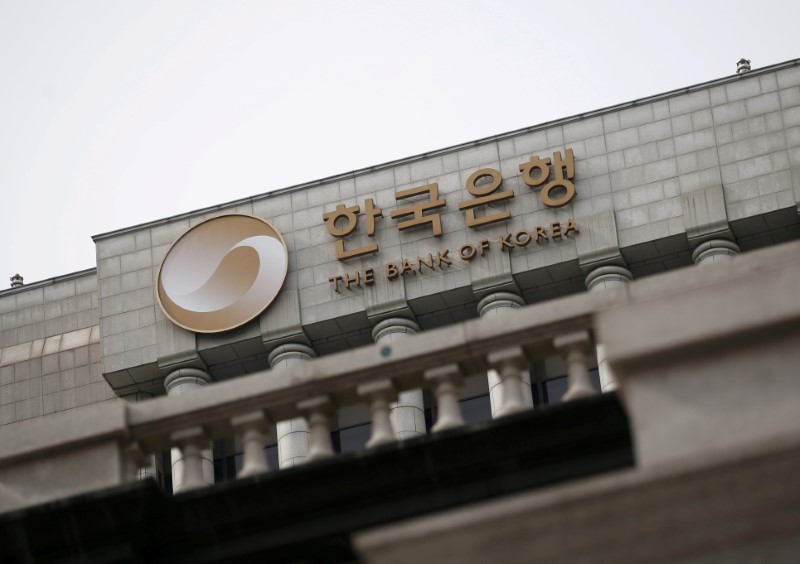 © Reuters. FILE PHOTO -  The logo of the Bank of Korea is seen on the top of its building in Seoul