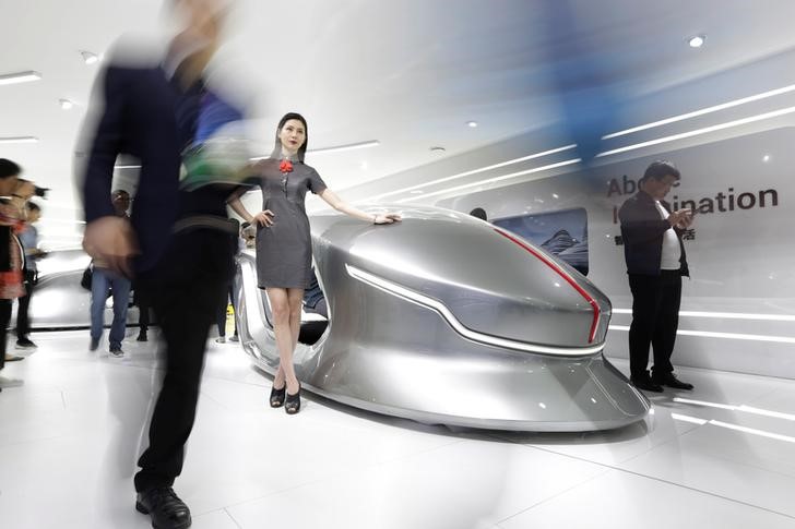 © Reuters. A concept model is displayed at the booth of FAW Group car brand Hongqi at the Auto China 2018 motor show in Beijing