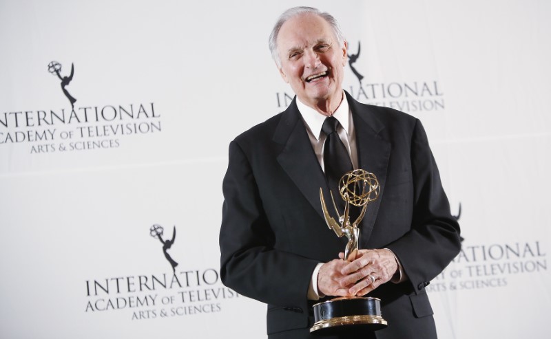 © Reuters. Actor Alan Alda poses with his 40th Anniversary Special Founders Award at the International Emmy Awards in New York