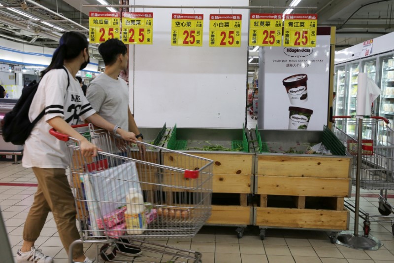 © Reuters. Balcões vazios em mercado de Taipé antes da chegada de supertufão Maria