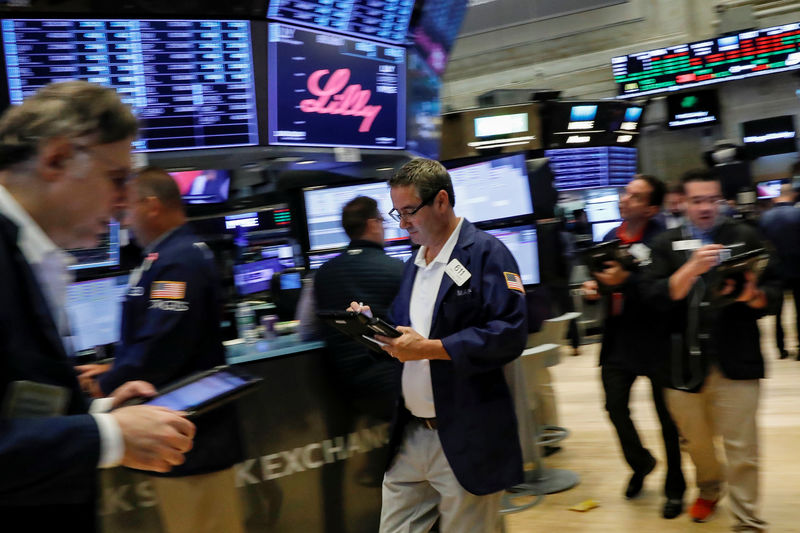 © Reuters. Traders work on the floor of the NYSE in New York