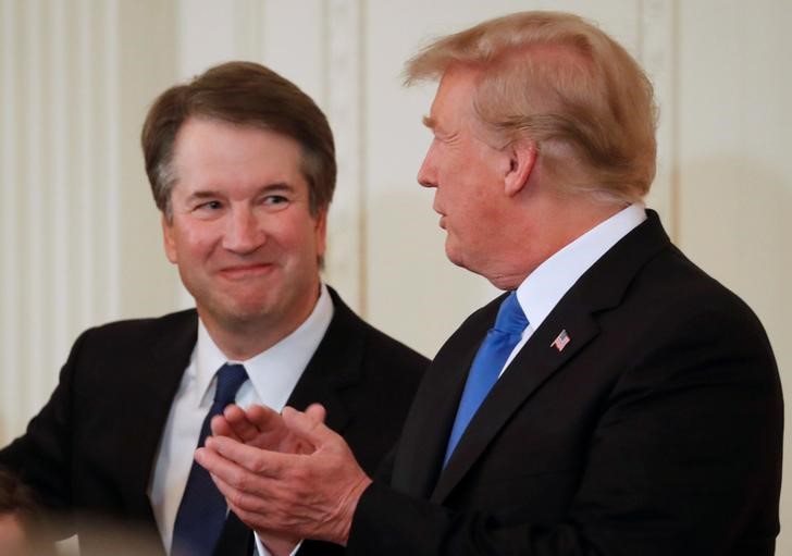 © Reuters. Presidente dos EUA, Donald Trump, e seu indicado para a Suprema Corte Brett Kavanaugh, na Casa Branca