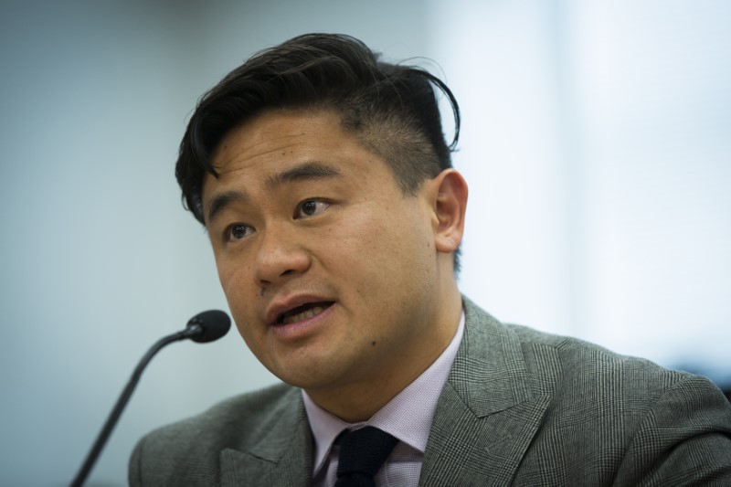© Reuters. Bitcoin investor Liew, a Partner at Lightspeed Venture Partners, speaks at New York State Department of Financial Services virtual currency hearing in the Manhattan borough of New York