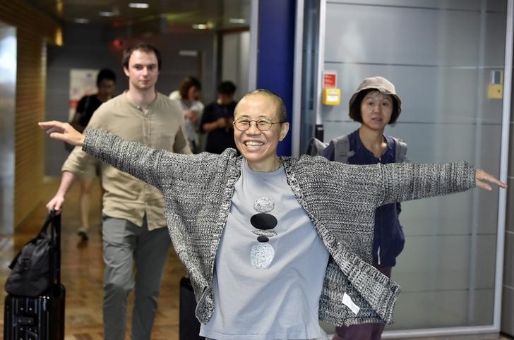 © Reuters. Liu Xia, viúva do dissidente político e vencedor do Nobel da Paz chinês Liu Xiaobo, chega ao aeroporto de Helsinque, na Finlândia