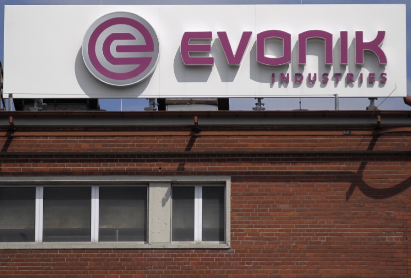© Reuters. Logo of the specialty chemical manufacturer Evonik Industries is pictured at a factory in Darmstadt