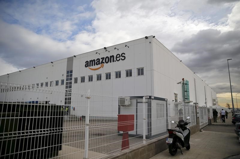 © Reuters. A general view shows an Amazon fulfillment centre in Madrid, Spain