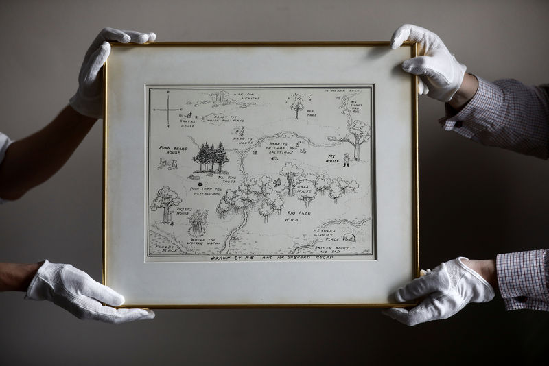 © Reuters. Funcionários da casa de leilões Sotheby's exibem mapa original do Bosque dos Cem Acres do Ursinho Pooh em Londres